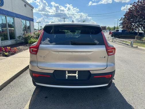 Bright Dusk Metallic 2024 Volvo XC40 B5 Core Bright Theme
