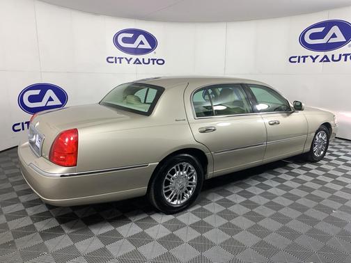 Silver Birch Clearcoat Metallic 2009 Lincoln Town Car Signature