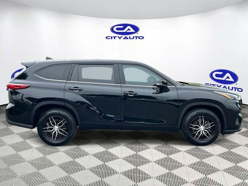 Midnight Black Metallic 2022 Toyota Highlander L