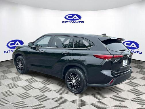 Midnight Black Metallic 2022 Toyota Highlander L