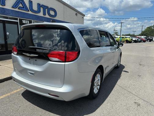 Silver Mist Clearcoat 2023 Chrysler Voyager LX