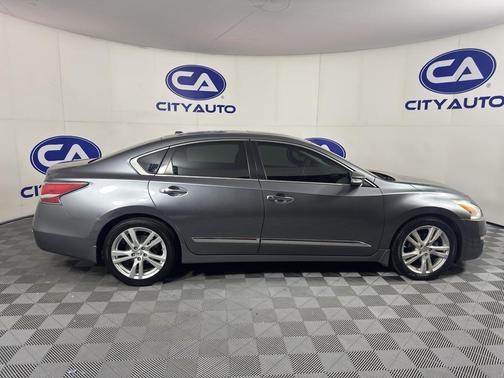 Gun Metallic 2015 Nissan Altima 3.5 SL