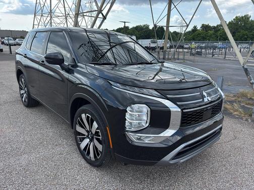 BLACK 2025 Mitsubishi Outlander SE
