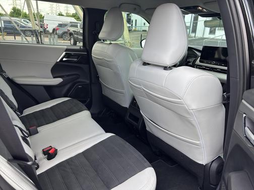 BLACK 2025 Mitsubishi Outlander SE