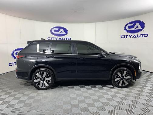 BLACK 2025 Mitsubishi Outlander SE