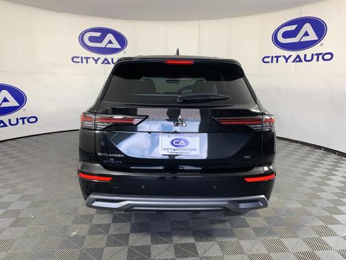 BLACK 2025 Mitsubishi Outlander SE