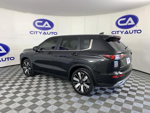 BLACK 2025 Mitsubishi Outlander SE