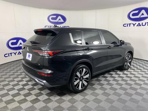 BLACK 2025 Mitsubishi Outlander SE