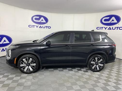 BLACK 2025 Mitsubishi Outlander SE