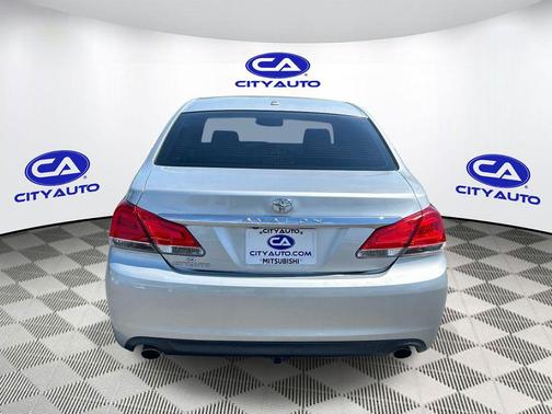 Classic Silver Metallic 2012 Toyota Avalon Limited