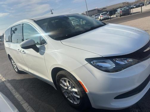 2022 Chrysler Voyager LX