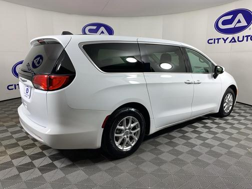 2022 Chrysler Voyager LX