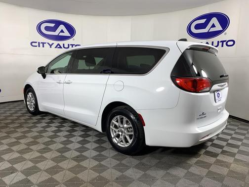 2022 Chrysler Voyager LX