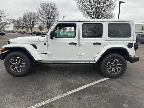 2025 Jeep Wrangler 4-Door Sahara 4x4
