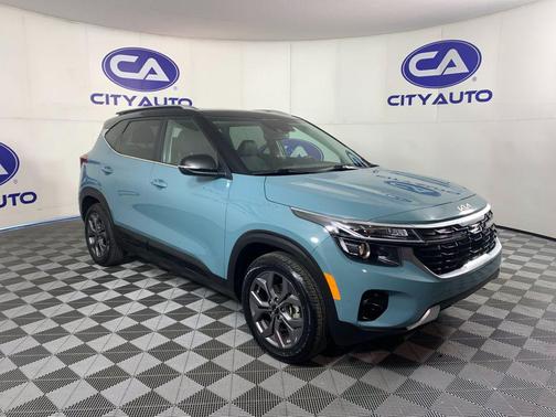 Pluton Blue/Black Roof 2024 Kia Seltos S