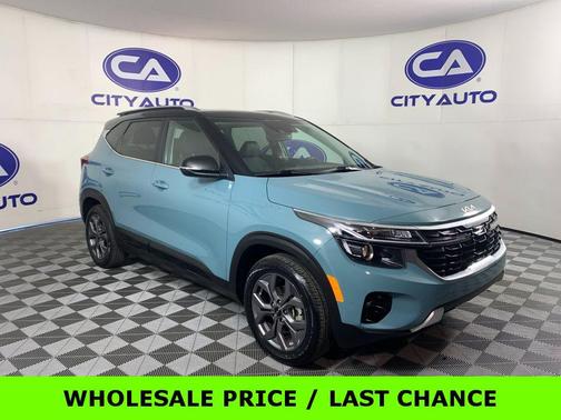 Pluton Blue/Black Roof 2024 Kia Seltos S