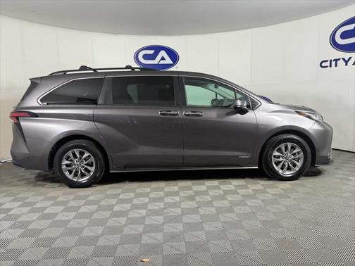 2021 Toyota Sienna XLE 8 Passenger