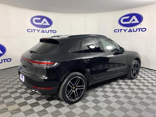 BLACK 2019 Porsche Macan Macan