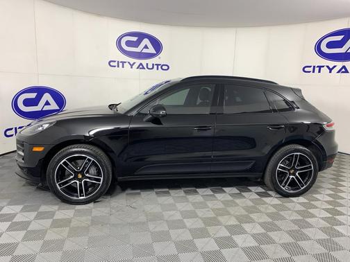 BLACK 2019 Porsche Macan Macan
