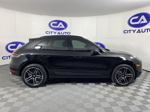 BLACK 2019 Porsche Macan Macan