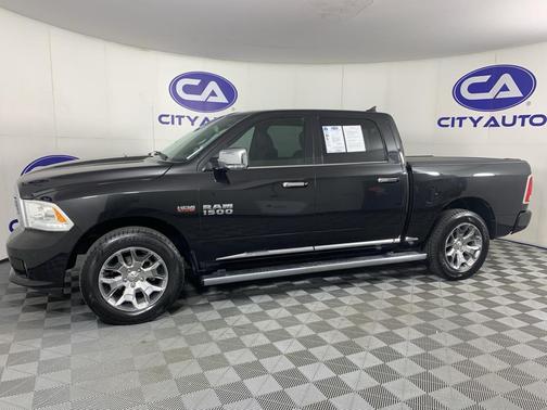 Brilliant Black Crystal Pearlcoat 2017 RAM 1500 Limited Crew Cab 4x4 5'7' Box