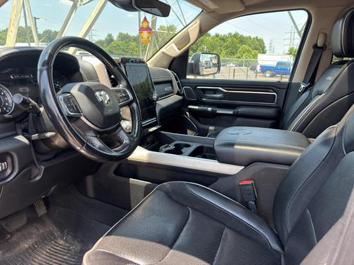 Diamond Black Crystal Pearlcoat 2021 RAM 1500 Laramie