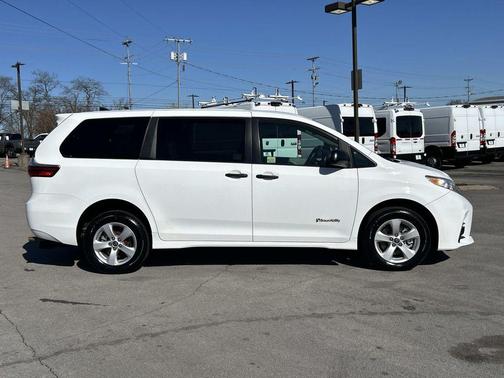2020 Toyota Sienna SE