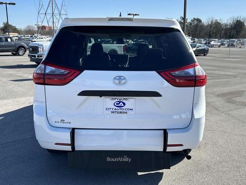 2020 Toyota Sienna SE