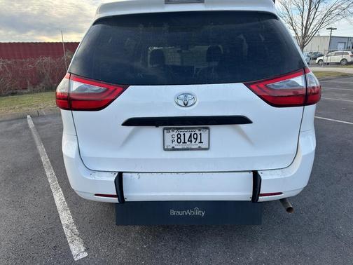 2020 Toyota Sienna SE