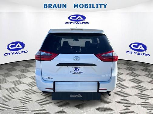 2020 Toyota Sienna SE