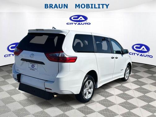 2020 Toyota Sienna SE