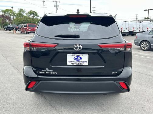 Midnight Black Metallic 2023 Toyota Highlander XLE