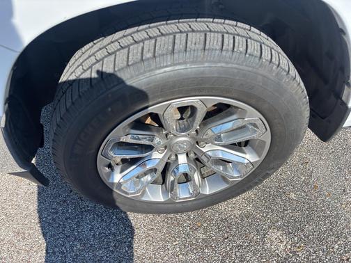 Bright White Clearcoat 2019 RAM 1500 Big Horn