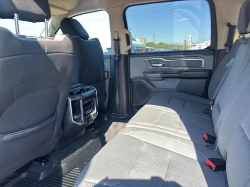 Bright White Clearcoat 2019 RAM 1500 Big Horn
