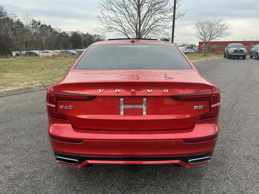 2022 Volvo S60 T5 Momentum
