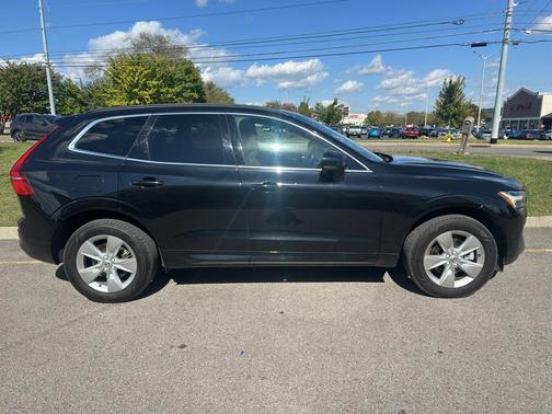 2022 Volvo XC60 B5 Momentum