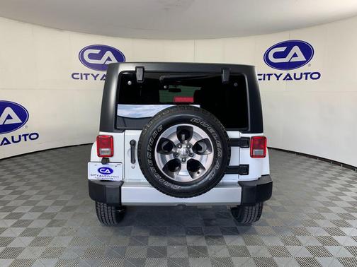 Bright White Clearcoat 2016 Jeep Wrangler Unlimited Sahara