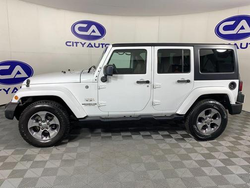 Bright White Clearcoat 2016 Jeep Wrangler Unlimited Sahara