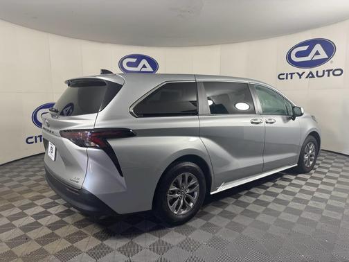 2024 Toyota Sienna LE