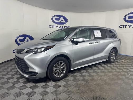 2024 Toyota Sienna LE