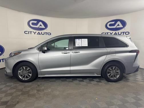 2024 Toyota Sienna LE