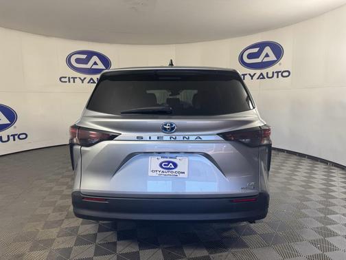 2024 Toyota Sienna LE