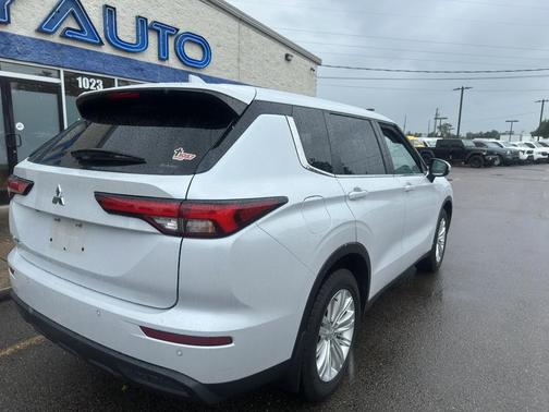 Labrador Black Pearl 2023 Mitsubishi Outlander ES S-AWC