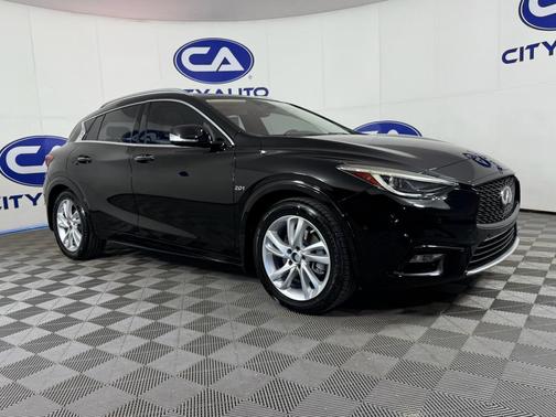 2017 INFINITI QX30 Premium