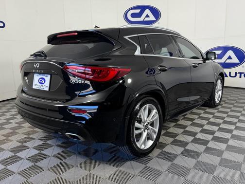 2017 INFINITI QX30 Premium