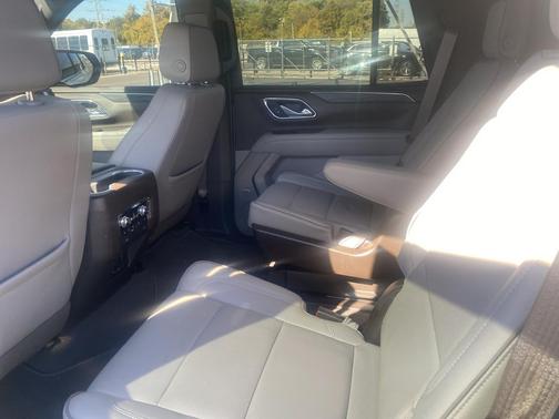 White Frost Tricoat 2021 GMC Yukon SLT