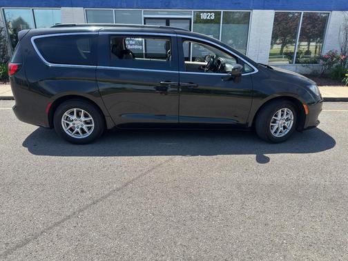 Brilliant Black Crystal Pearlcoat 2021 Chrysler Voyager LXI