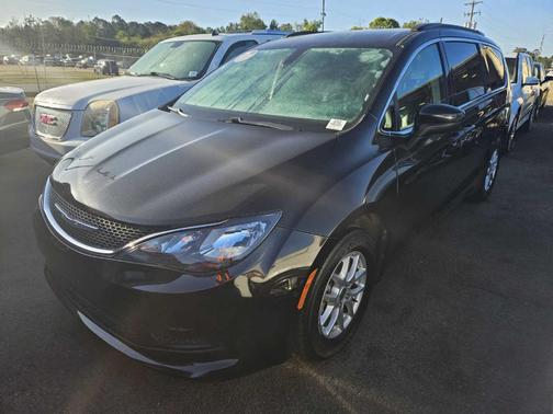 Brilliant Black Crystal Pearlcoat 2021 Chrysler Voyager LXI
