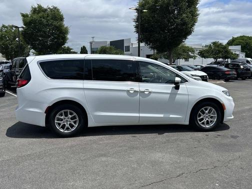 Bright White Clearcoat 2023 Chrysler Pacifica Touring L