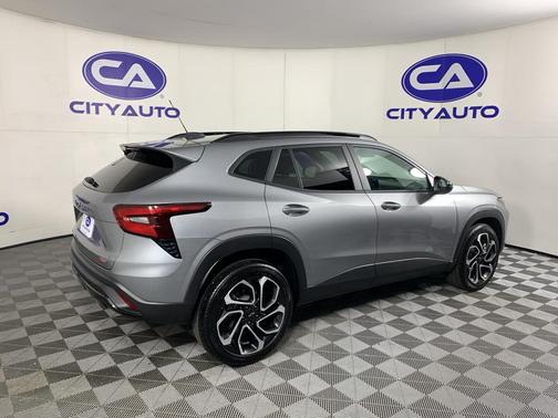 Sterling Gray Metallic 2025 Chevrolet Trax FWD 2RS